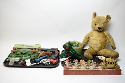 Lot 275 - Collection of toys and models