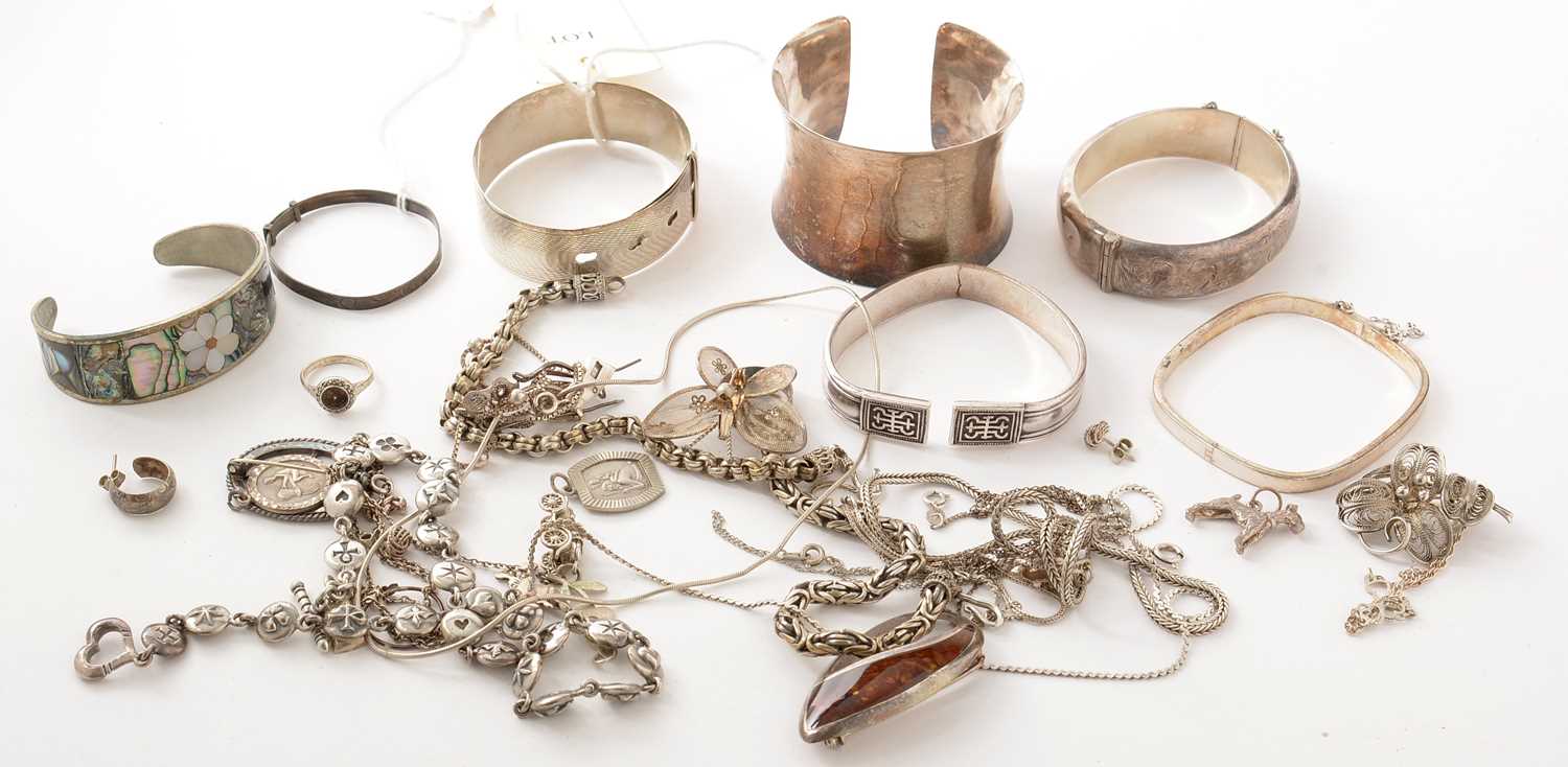 Lot 153 - An assortment of silver and white metal jewellery.