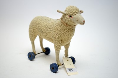 Lot 266 - An early Steiff lamb pull toy