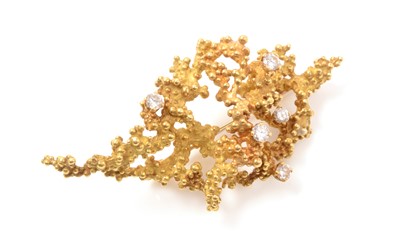 Lot 149 - A diamond and 18ct yellow gold brooch