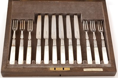 Lot 176 - A George V silver and mother-of-pearl tea knives and forks