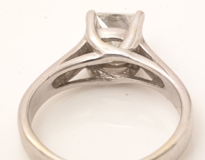 Lot 85 - A solitaire diamond ring