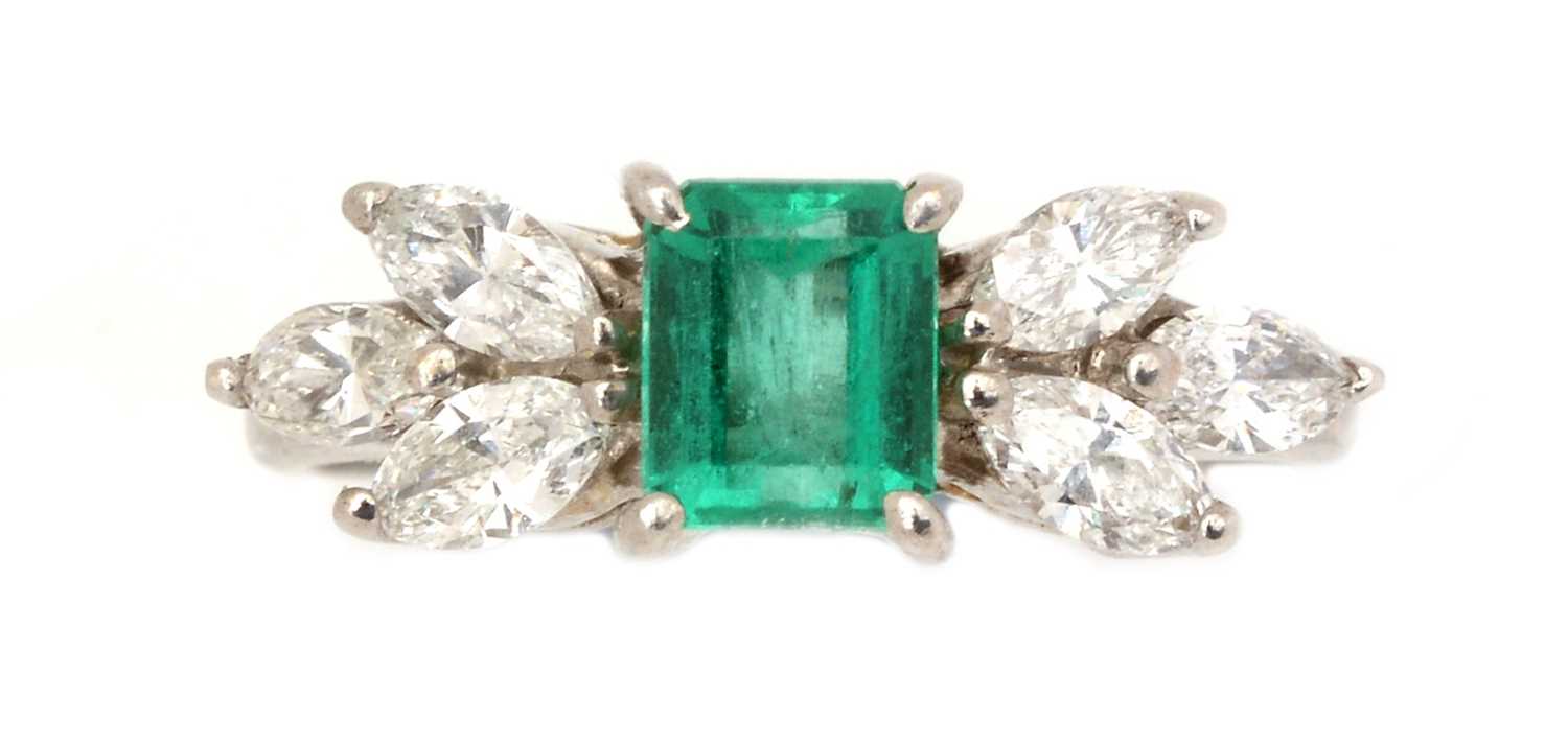 Lot 87 - An emerald and diamond ring
