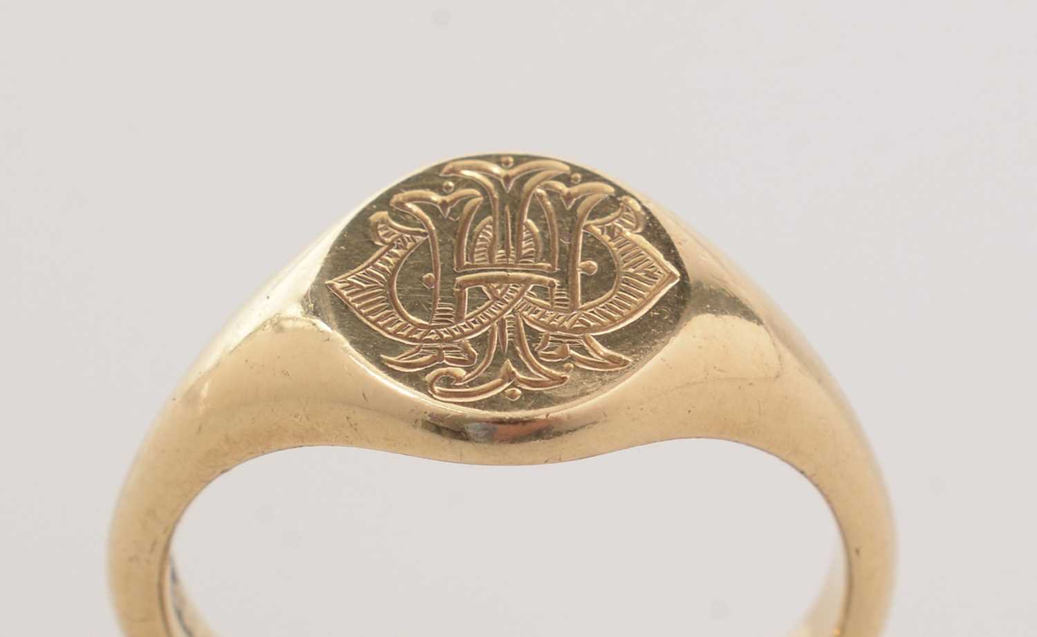 Lot 143 - An 18ct gold signet ring.