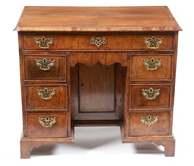 Lot 633 - Early 18th C kneehole desk/dressing table.