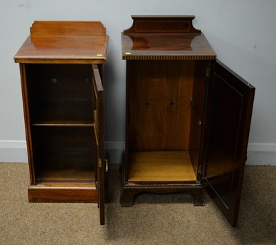 Lot 158 - Two bedside cabinets (non-matching).