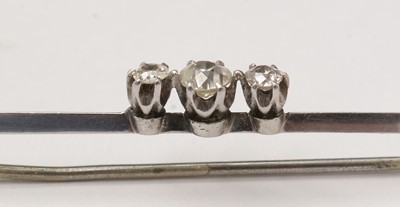 Lot 99 - An early 20th Century three-stone diamond bar brooch.