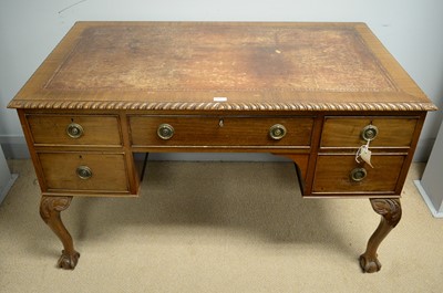 Lot 254 - An early 20th Century mahogany desk