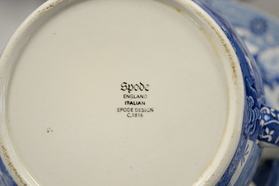 Lot 319 - A selection of Copeland Spode's 'Italian' pattern tea and dinner ware