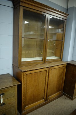 Lot 76 - An early 20th Century oak bookcase