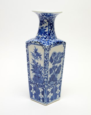 Lot 432 - Chinese blue and white vase