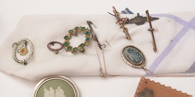 Lot 41 - A quantity of costume jewellery brooches