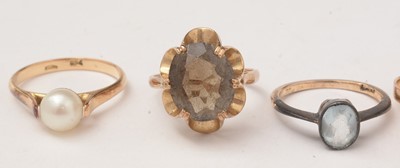 Lot 44 - A selection of rings