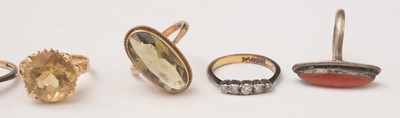 Lot 44 - A selection of rings