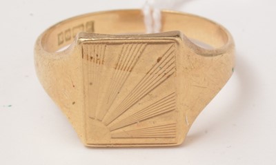 Lot 59 - An 18ct yellow gold ring