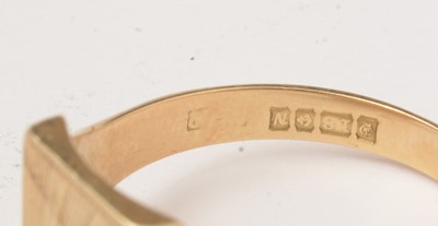 Lot 59 - An 18ct yellow gold ring