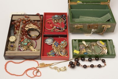 Lot 94 - A jewellery box containing a quantity of costume jewellery.