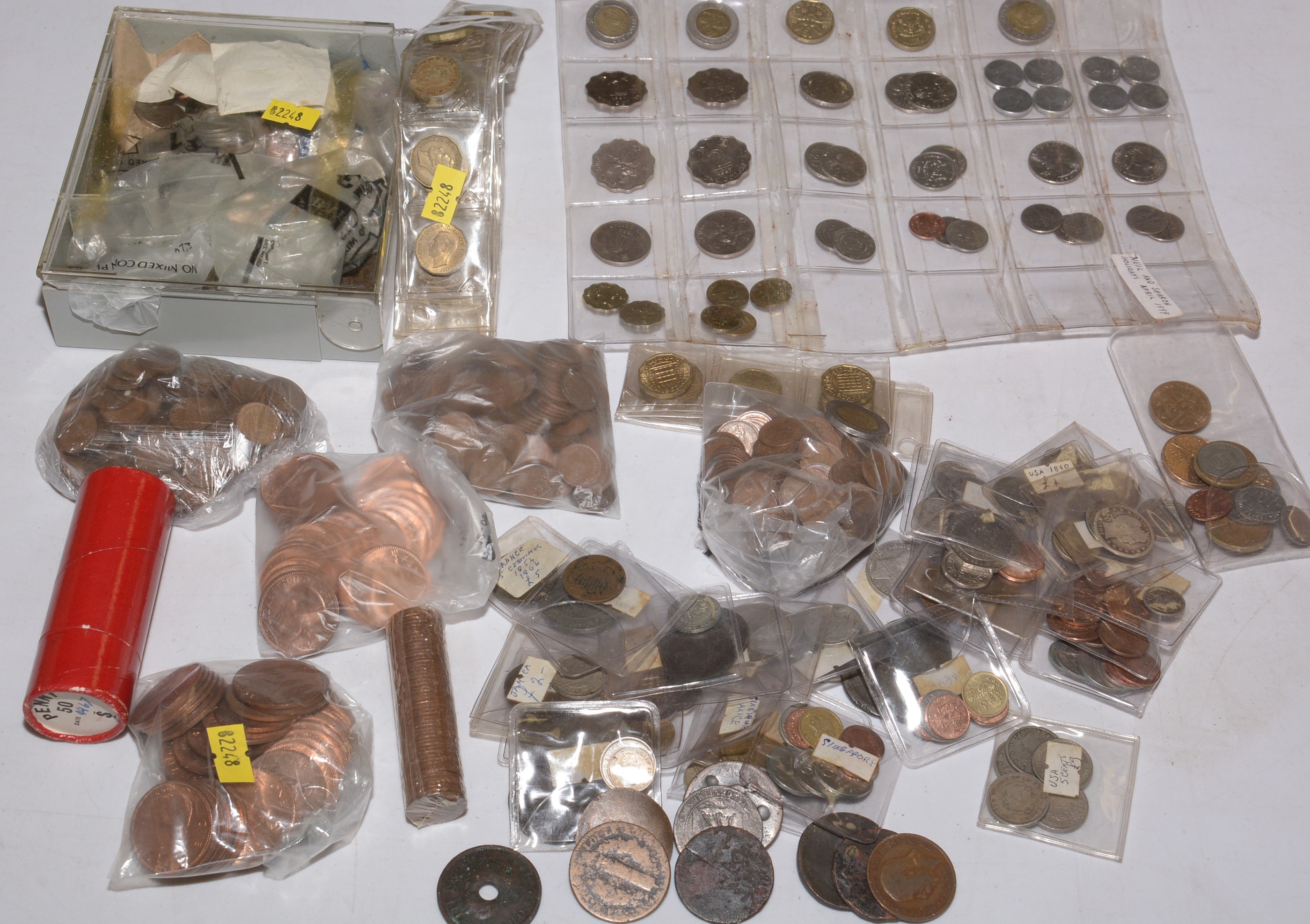 Lot 132 - A collection of assorted coins, and a group