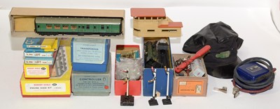 Lot 165 - Hornby Model Railways platform accessories, track, and parts.