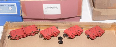 Lot 166 - Hornby Dublo model railway platform accessories