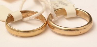 Lot 152 - Two 18ct gold wedding bands