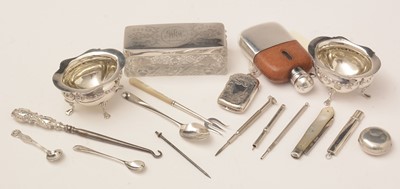 Lot 204 - A collection of Edwardian and later small silver items