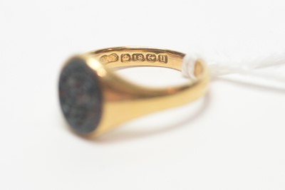 Lot 190 - An antique 18ct gold and bloodstone signet ring