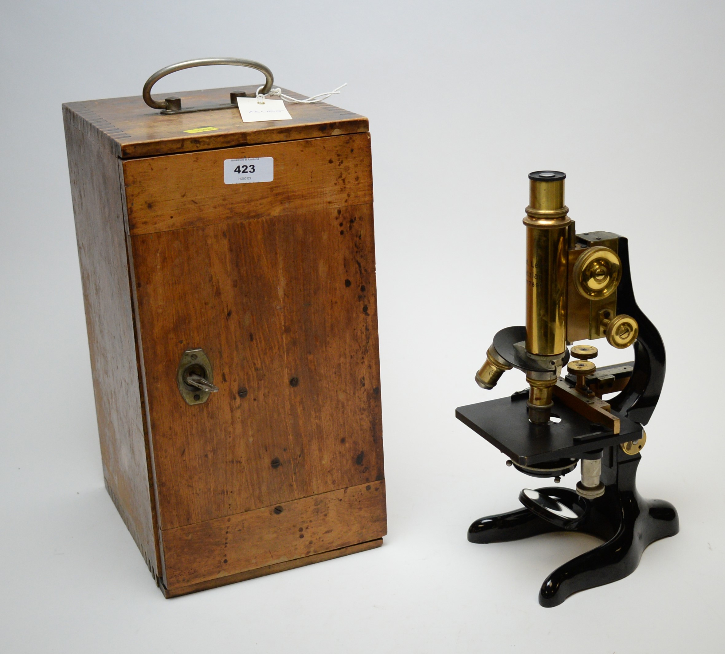 Lot 423 - An Ernst Leitz Wetzlar microscope, in carry