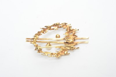 Lot 227 - A 20th Century Modernist pearl and gold brooch