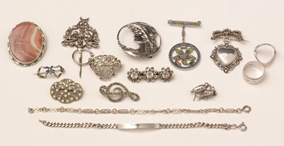 Lot 149 - A selection of silver and costume jewellery