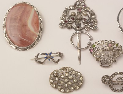 Lot 149 - A selection of silver and costume jewellery