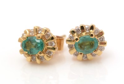 Lot 421 - A demi-parure of emerald and diamond jewellery