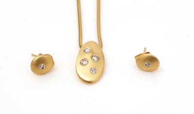 Lot 422 - An 18ct yellow gold diamond pendant and earrings