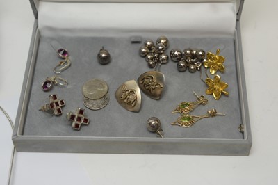 Lot 288 - A selection of silver and other jewellery