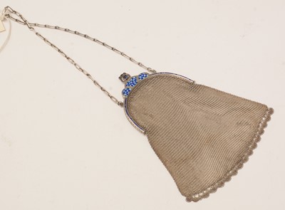 Lot 207 - A George V Art Deco silver "Flapper" mesh purse