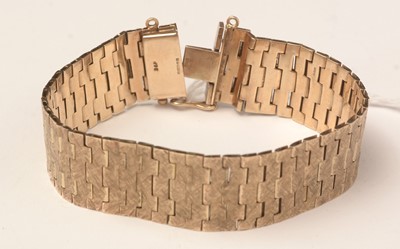 Lot 123 - A 9ct gold flexible bracelet