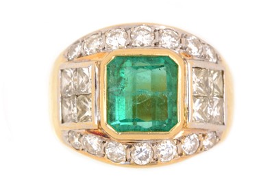 Lot 114 - An emerald and diamond ring