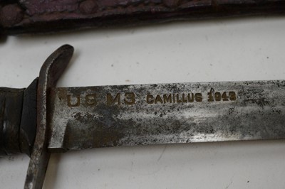 Lot 434 - A US World-War-Two M3 combat knife