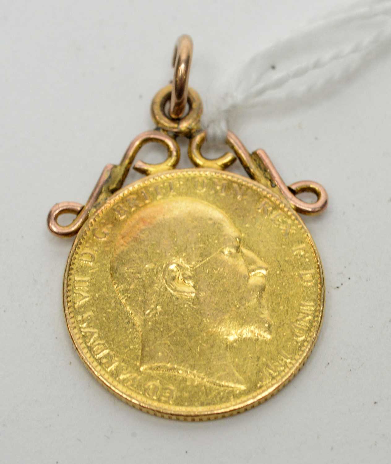 Lot 162 - A 1910 gold sovereign pendant