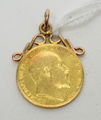 Lot 162 - A 1910 gold sovereign pendant