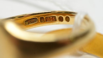 Lot 163 - A gold wedding band and signet ring