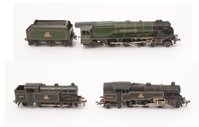 Lot 322 - Hornby Dublo OO-gauge trains, rolling stock, carriages, and track.