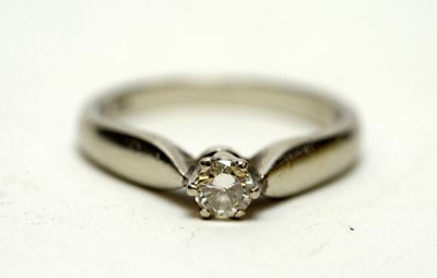 Lot 135 - A diamond solitaire ring