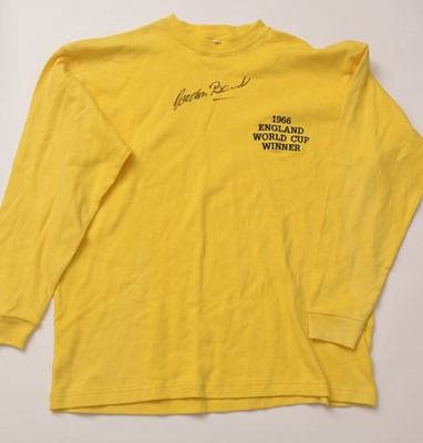 Lot 625 - A 1966 football jersey with Gordon Banks autograph