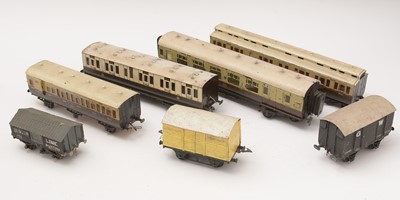 Lot 142 - A collection of O gauge model railway