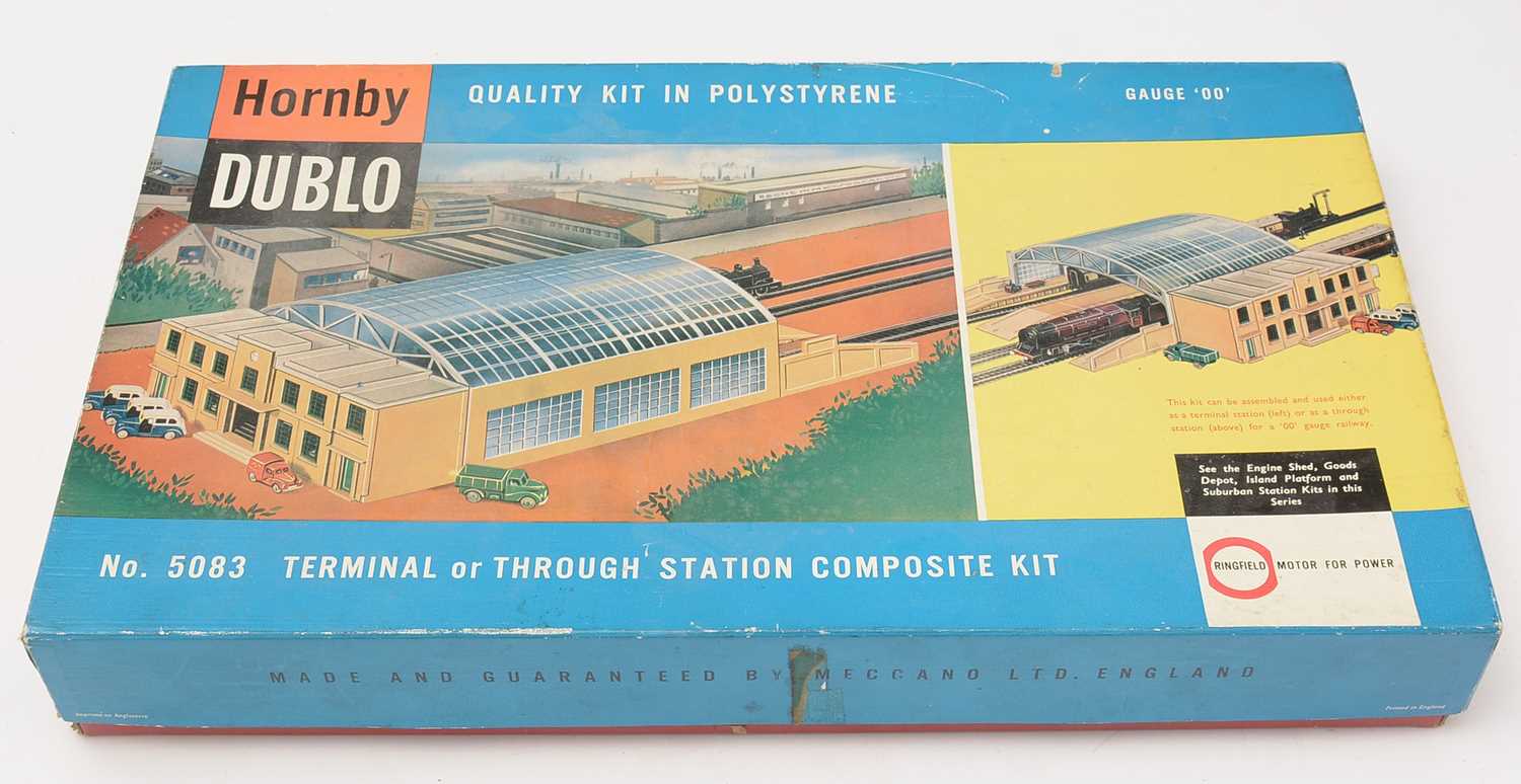 Lot 140 - A Hornby Dublo OO-gauge train Terminal Composite Kit