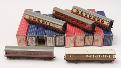Lot 130 - Hornby Dublo OO-gauge train carriages