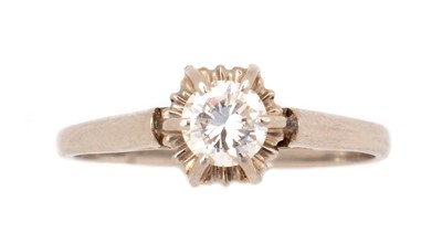 Lot 117 - A solitaire diamond ring