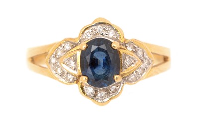 Lot 121 - A sapphire and diamond ring