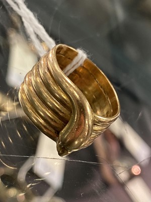 Lot 110 - An Edwardian 18ct gold coiled serpent ring